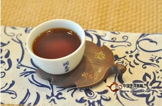 潤元昌2015年金芽貢餅熟茶開湯評測
