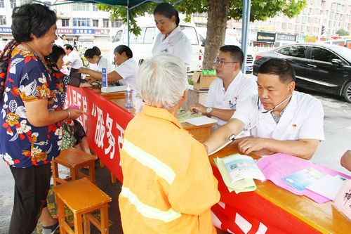 平輿縣人民醫院在輿新廣場開展"服務百姓健康行動"大型義診活動