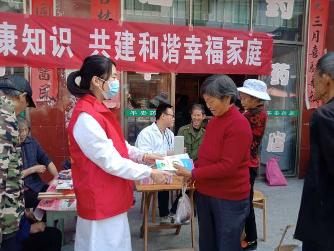 衛(wèi)生院工作人員與計(jì)生協(xié)志愿者為群眾提供免費(fèi)健康咨詢和體檢服務(wù)