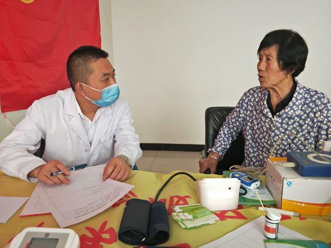 檢查血糖,做心電圖,健康咨詢等服務(wù)