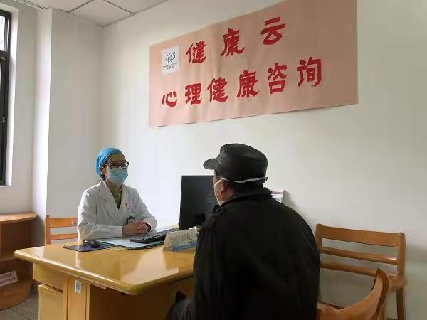 醫(yī)生對居民進行心理疏導